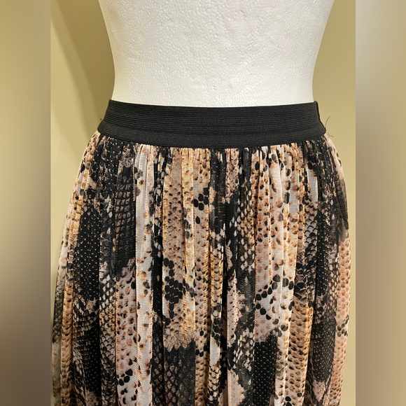 New with out tags womens zara Midi Skirt with Animal Print - Picture 4 of 7